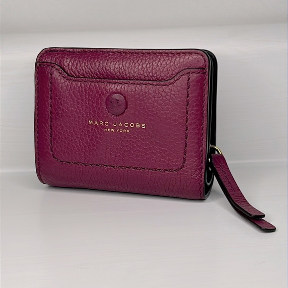 Marc Jacobs Handbags - Marc Jacobs New York 💜 Magenta Pebbled Leather Compact Snap Wallet